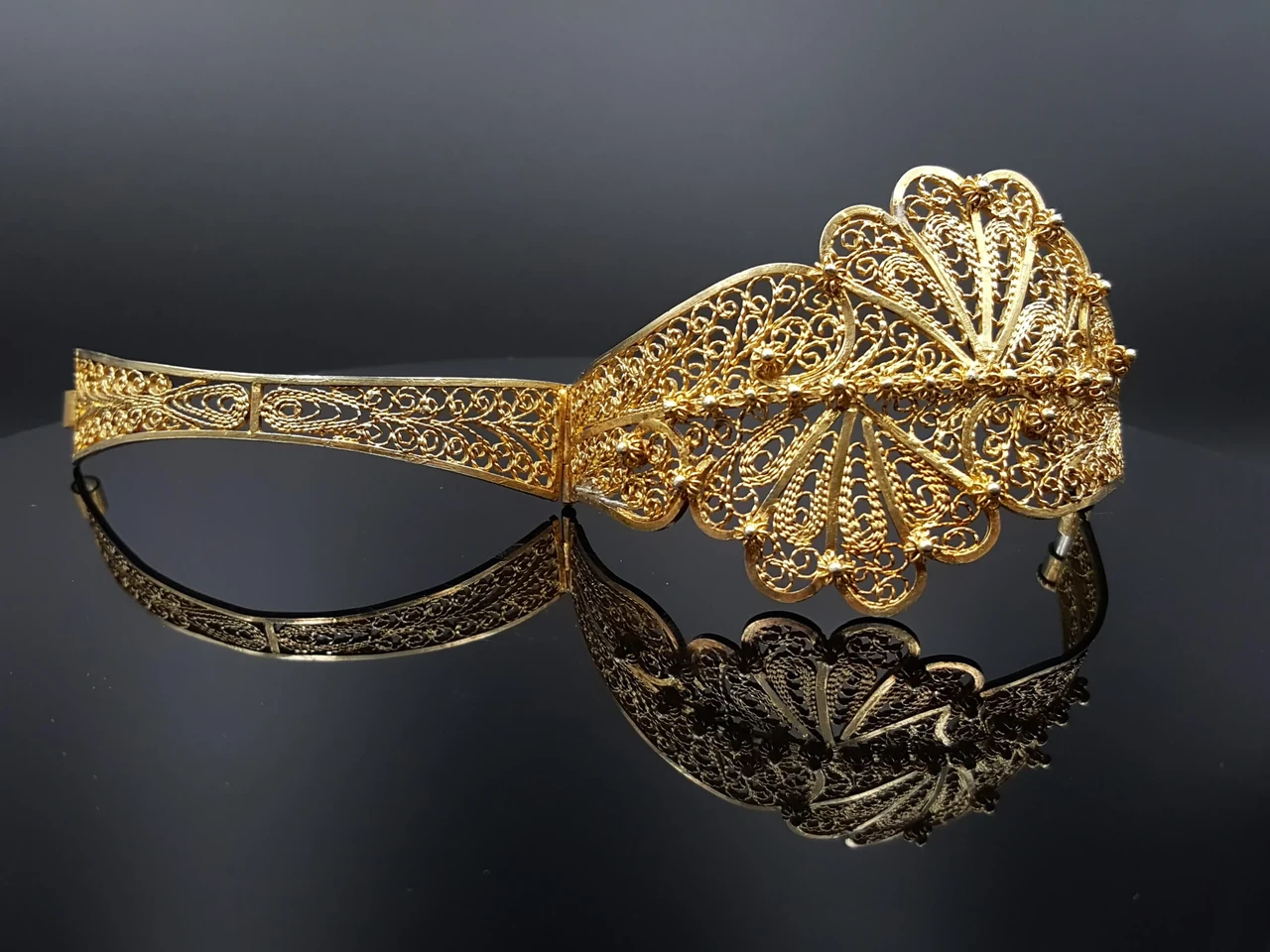Filigranes Armband mit von persischer Ornamentik inspirierter Goldschmiedearbeit