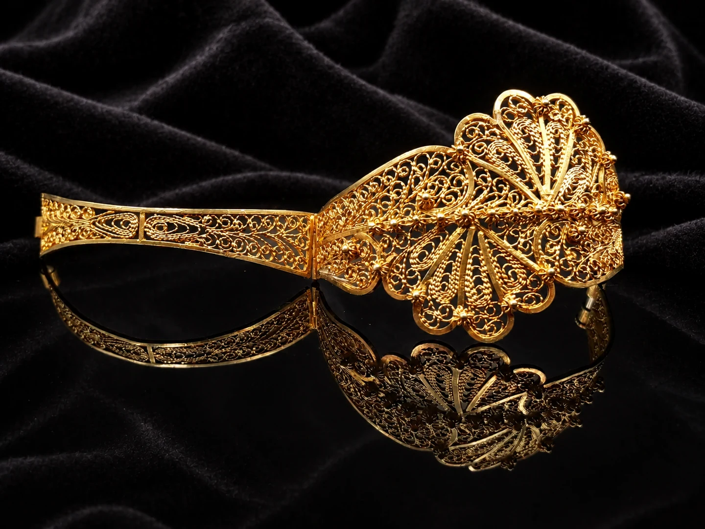 Filigranes Armband mit feiner Ornamentik auf schwarzem Samt