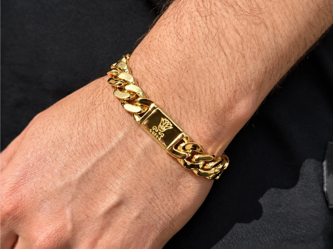 Armband am Handgelenk mit sichtbarer Lotosblüte auf dem Verschluss
