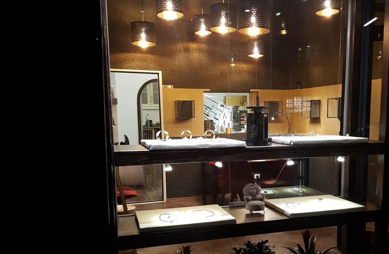 Beleuchtete Außenansicht und Schaufenster der Goldschmiede Lotos in Berlin