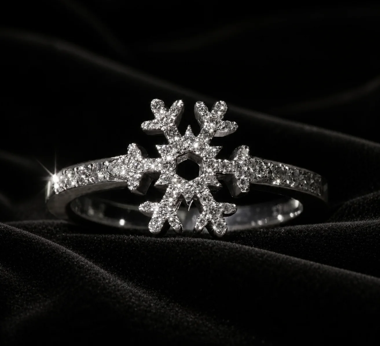Schneeflockenförmiger Ring mit Diamantbesatz auf schwarzem Samt