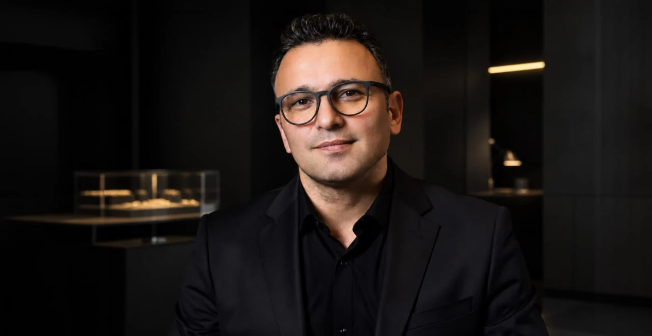 Portrait von Meistergoldschmied Faramarz Gheymati in seinem modernen Atelier
