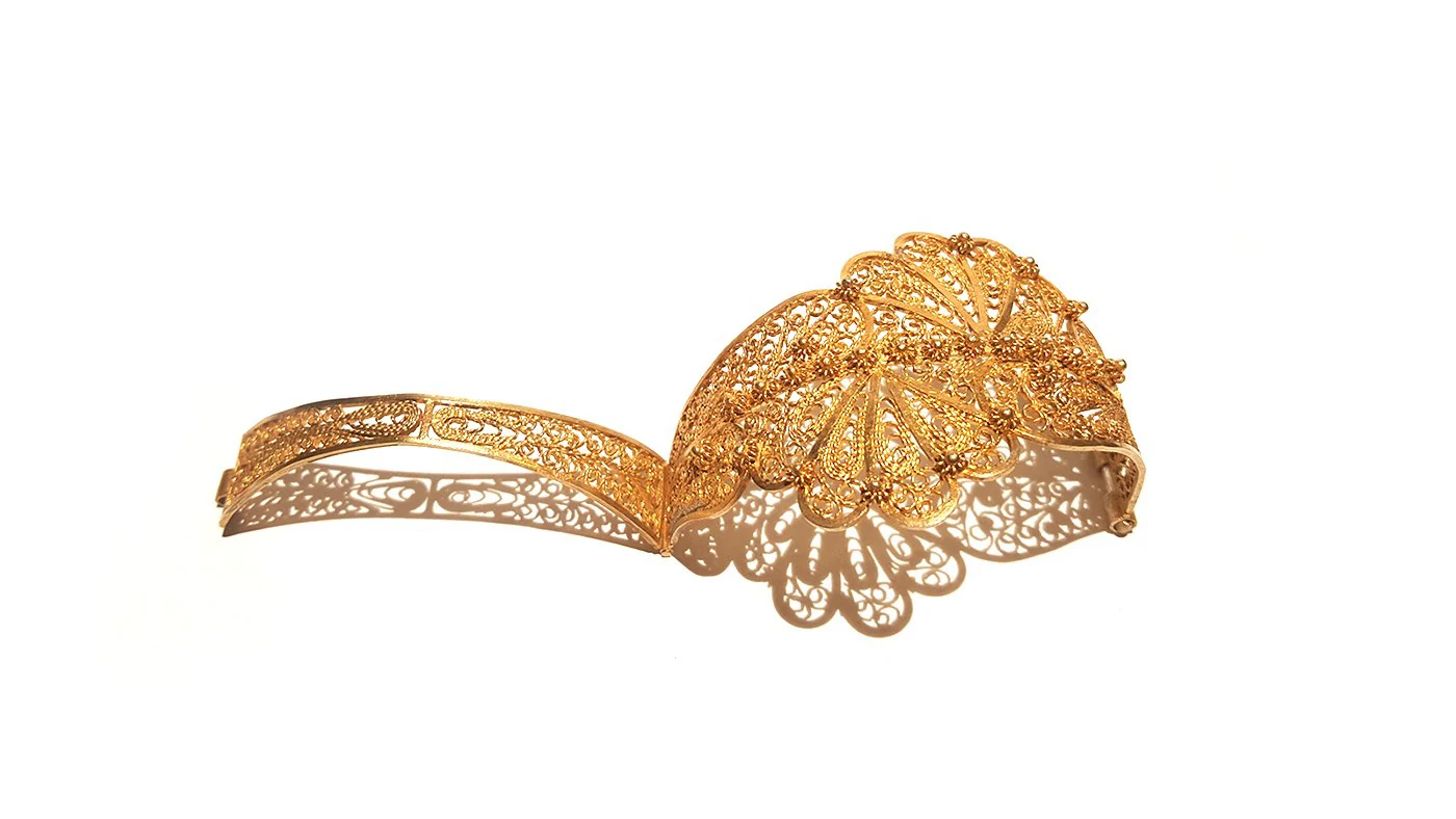 Filigran gearbeiteter goldener Armreif