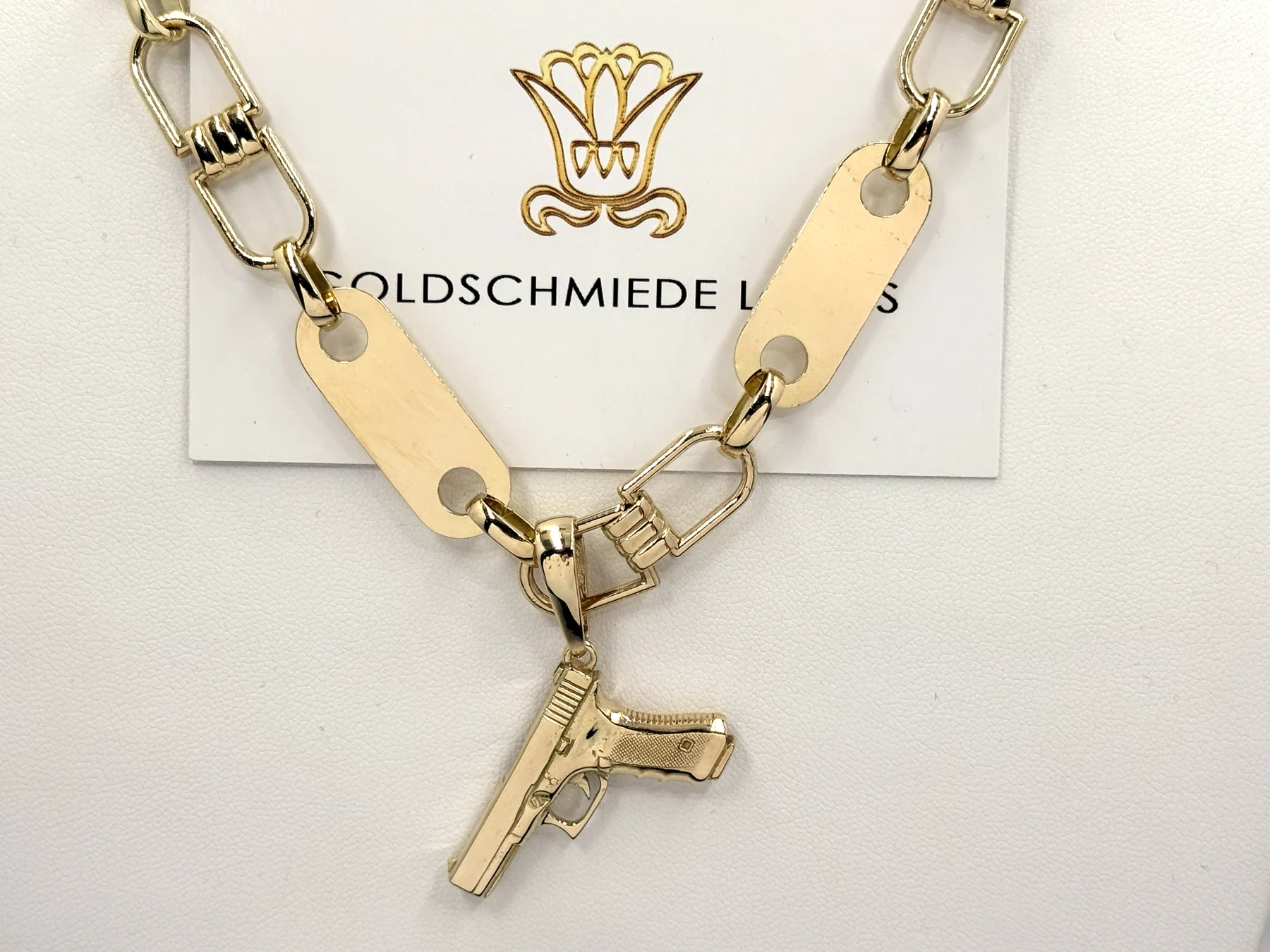 Goldene Halskette mit individuell gefertigtem Anhänger