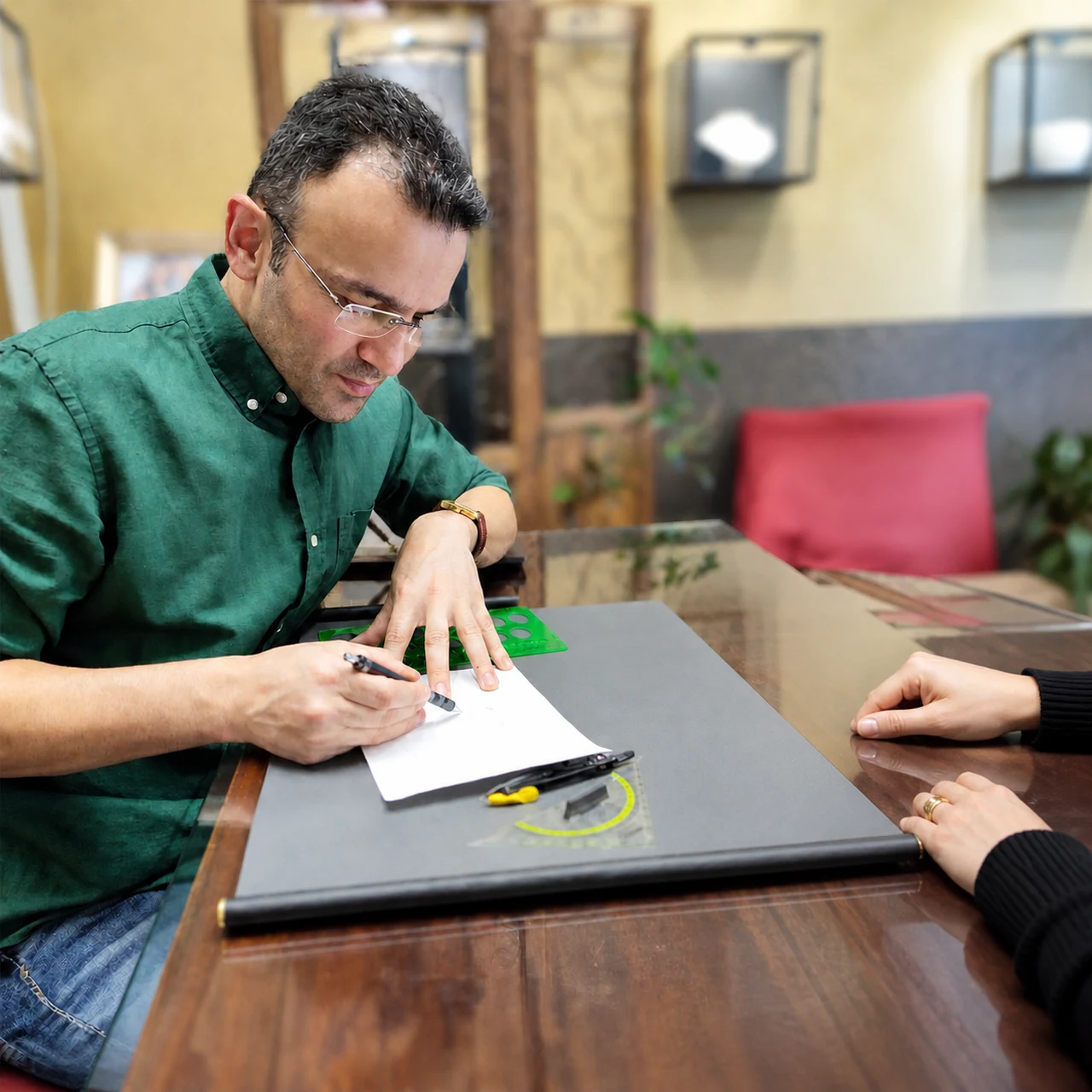 Faramarz Gheymati beim Schmuckentwurf im persönlichen Gespräch mit einer Kundin im Atelier