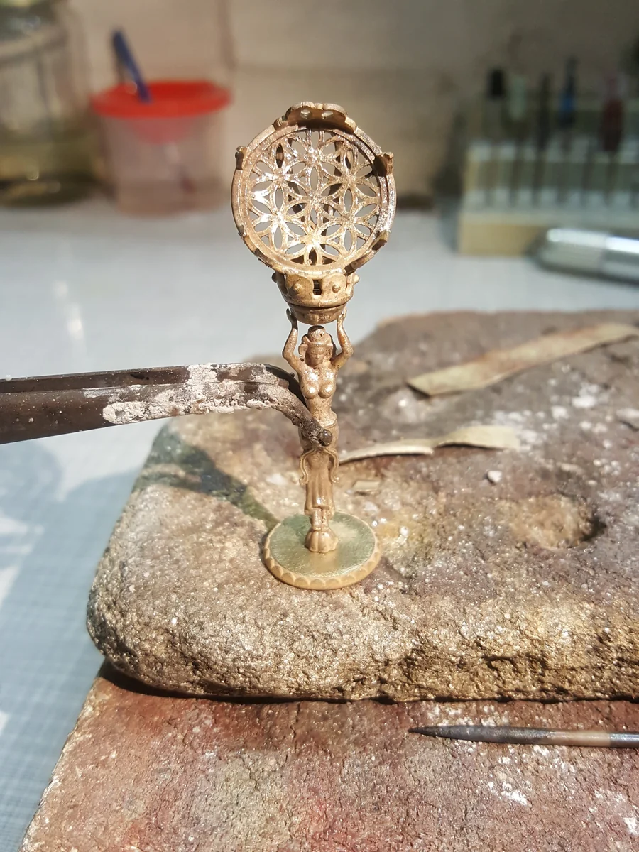 Montage der goldenen Figur und der ornamentalen Edelsteinfassung