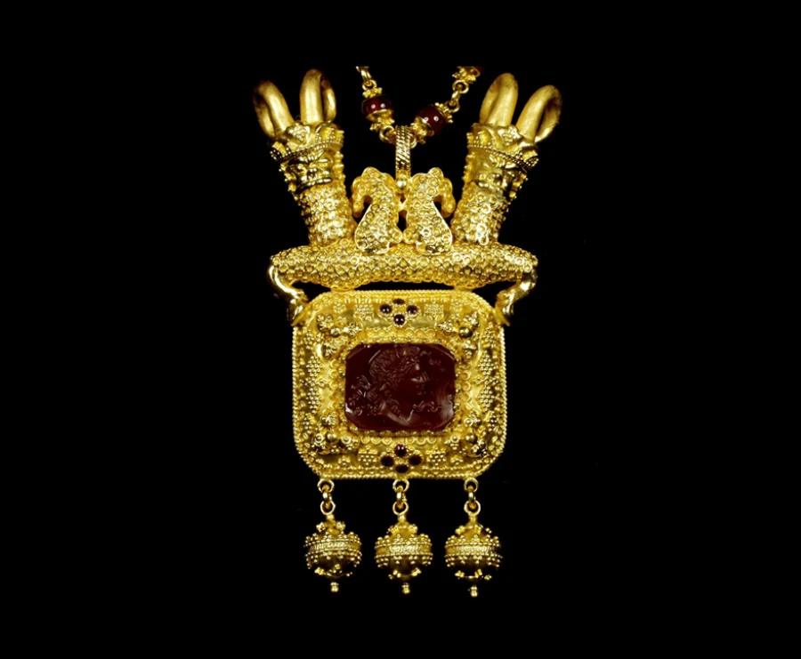 Aufwendig ornamentiertes persisches Goldschmuckstück mit königlicher Symbolik
