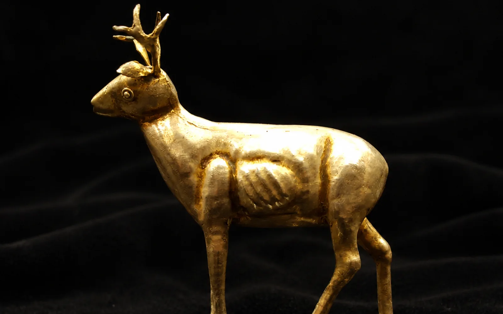 Vergoldete Rehskulptur aus Silber auf schwarzem Samt