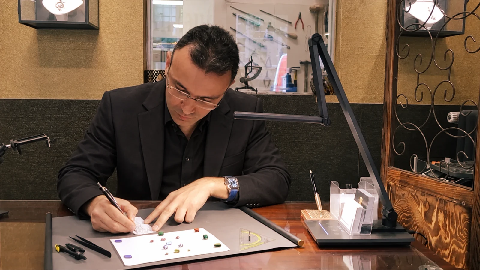 Faramarz Gheymati beim Entwerfen eines individuellen Schmuckstücks im Atelier