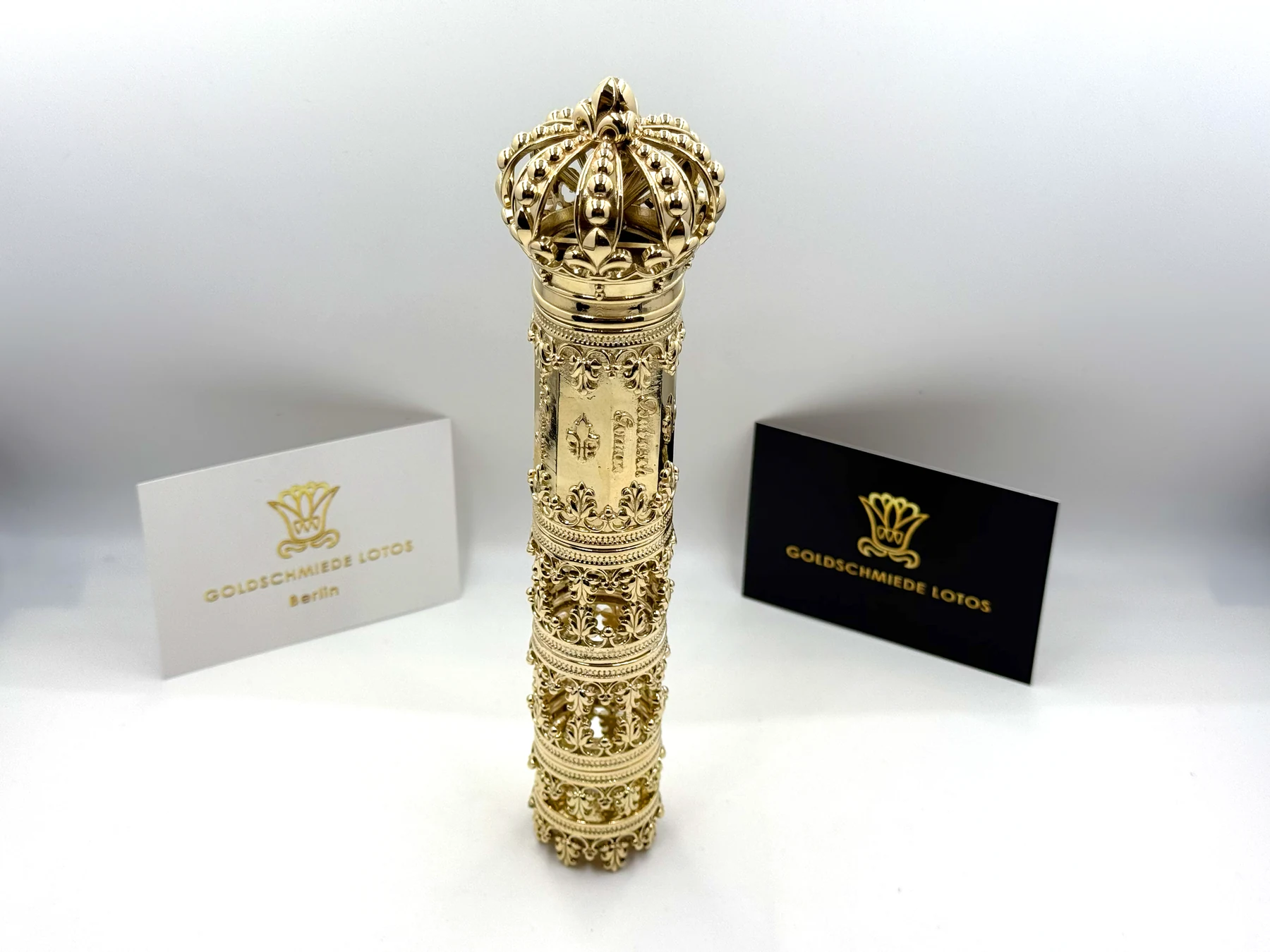 Aufwendig gearbeitetes goldenes Unikat mit Krone