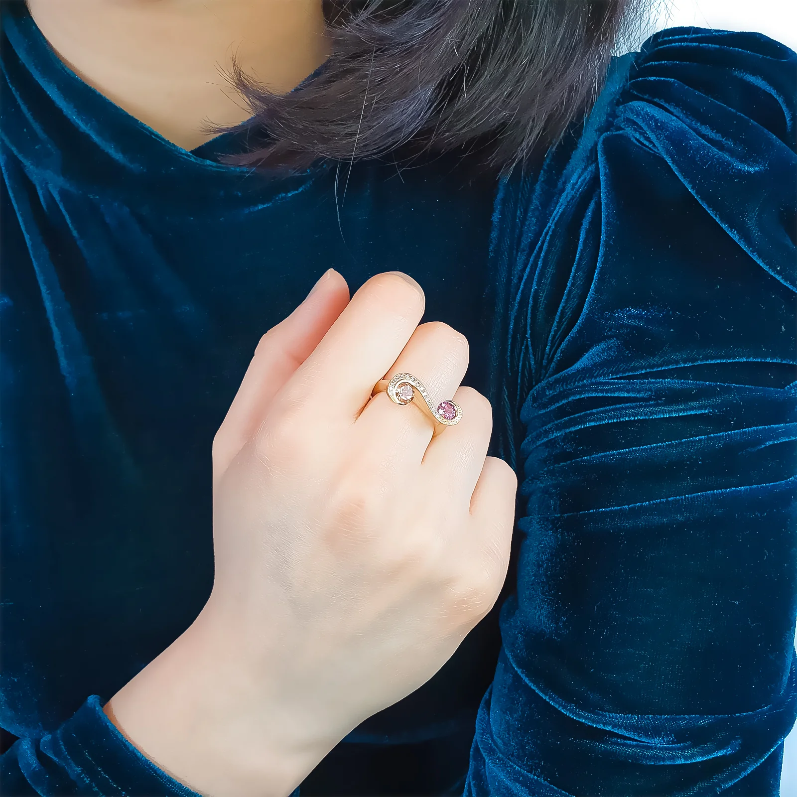 Individuell gefertigter Goldring mit zwei farbigen Steinen