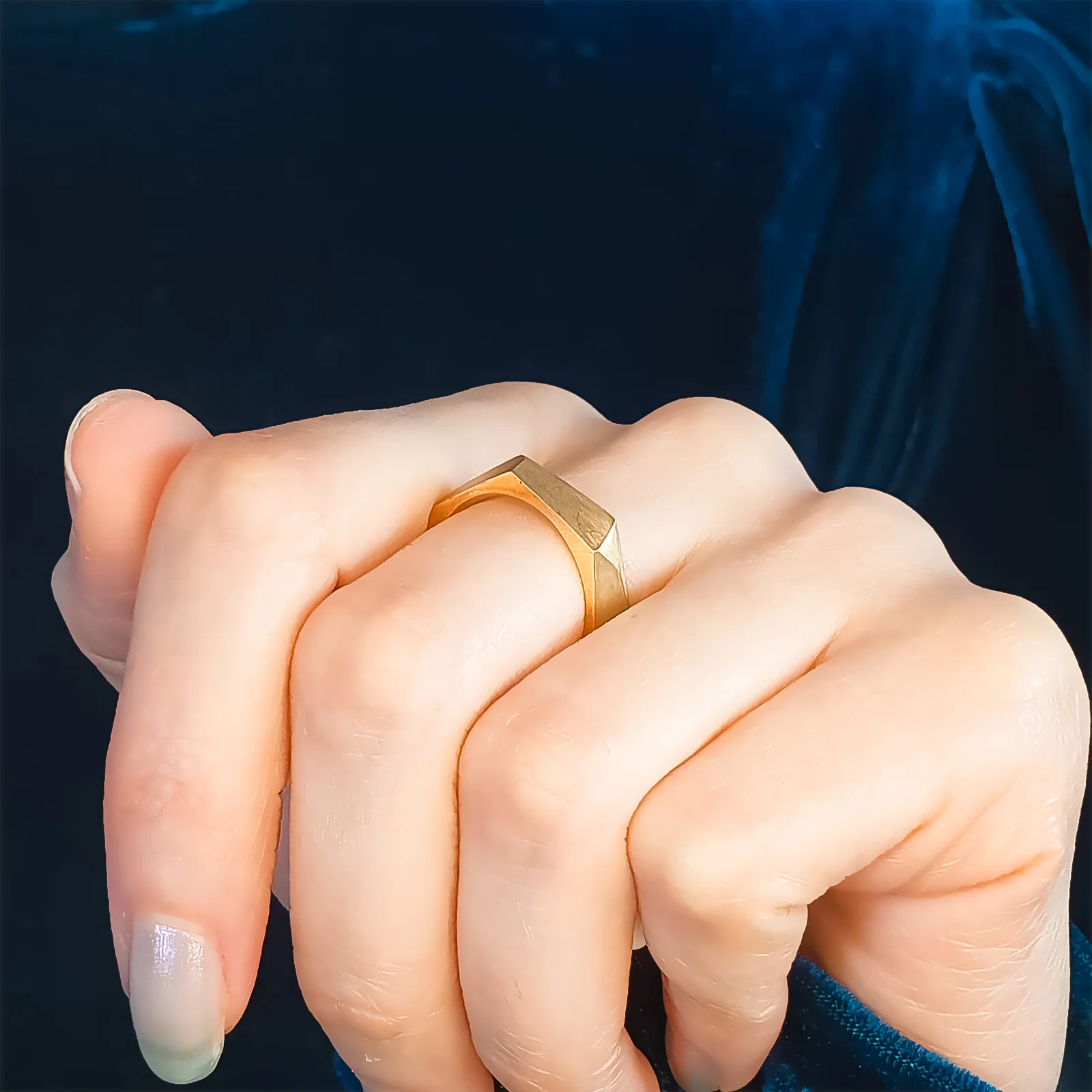 Geometrischer facettierter Goldring