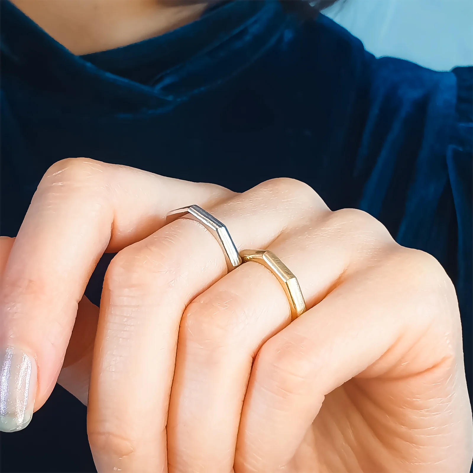 Zwei handgefertigte geometrische Ringe