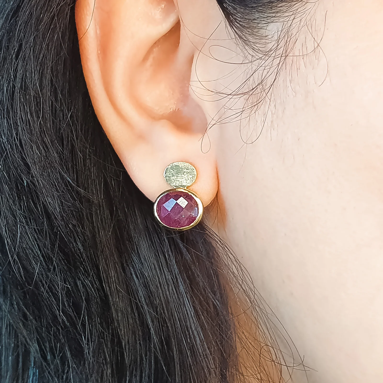 Goldohrring mit pinkfarbenem Stein