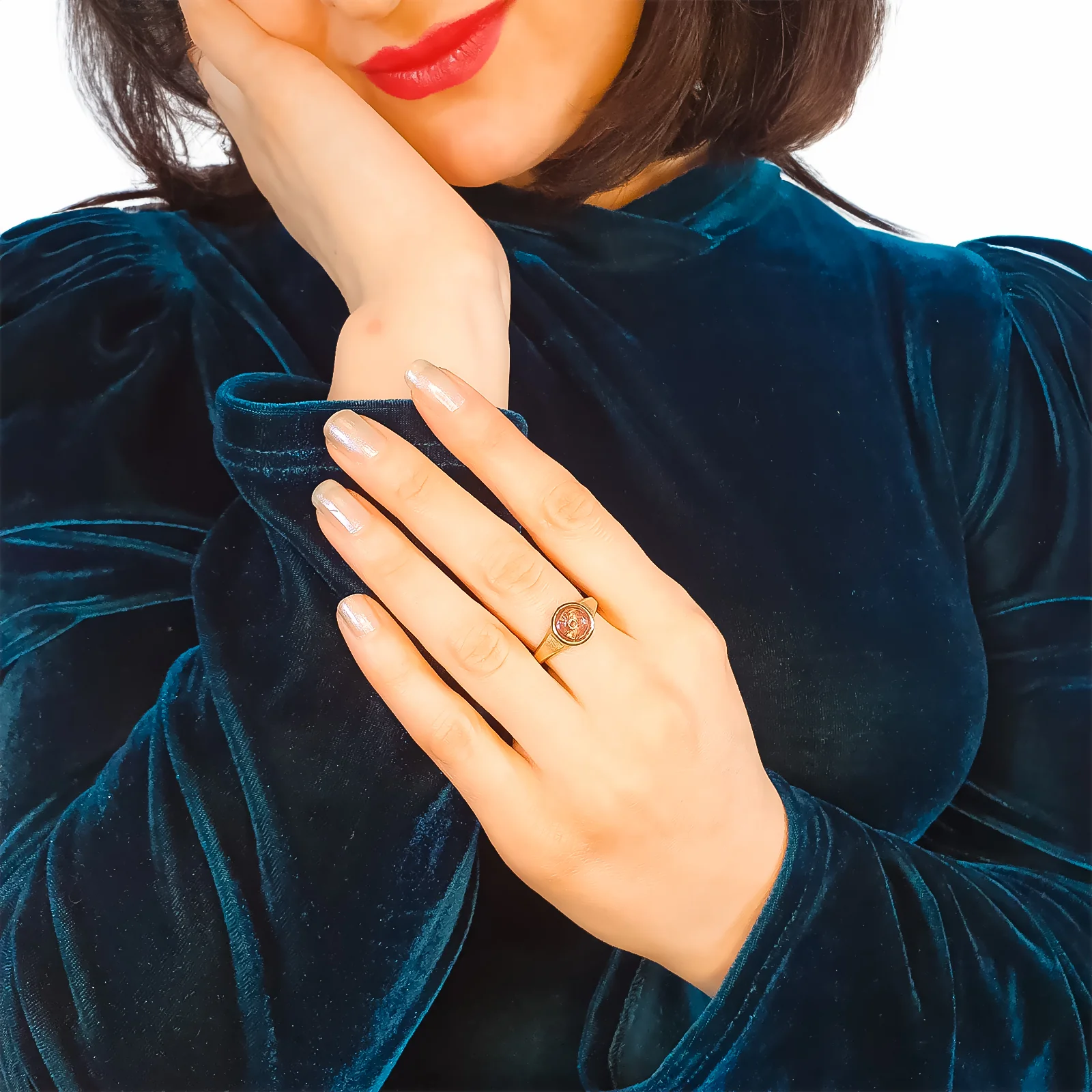 Goldring mit symbolischem Detail