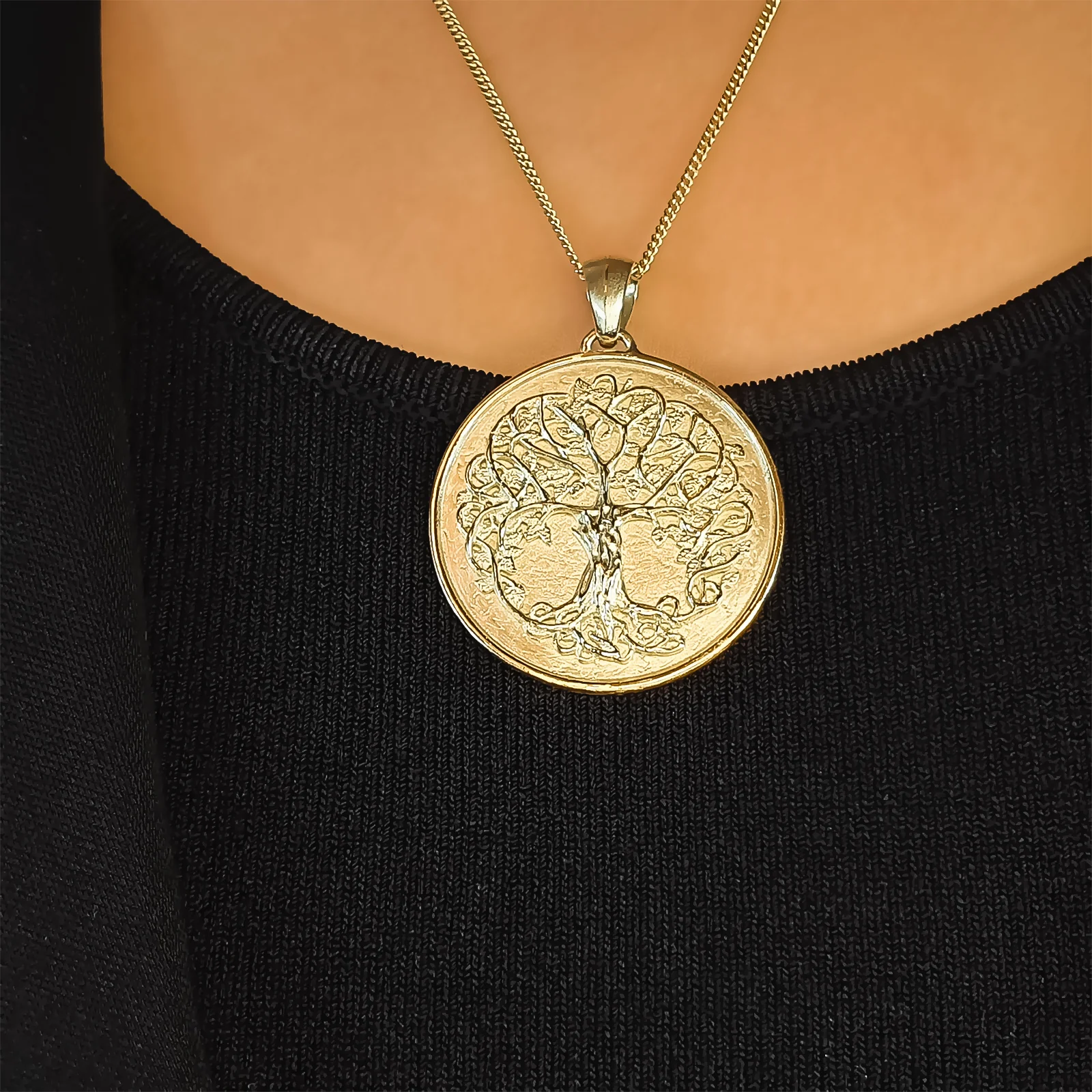 Goldener Lebensbaum-Anhänger als Symbol für Erinnerung und Verbundenheit