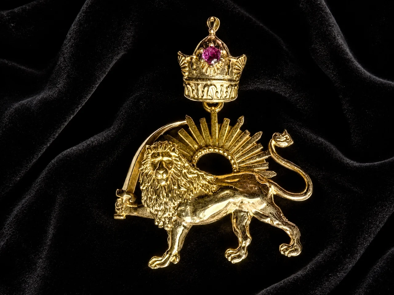 Individuell gefertigtes Schmuckstück mit Löwe, Sonne und Pahlavi-Krone