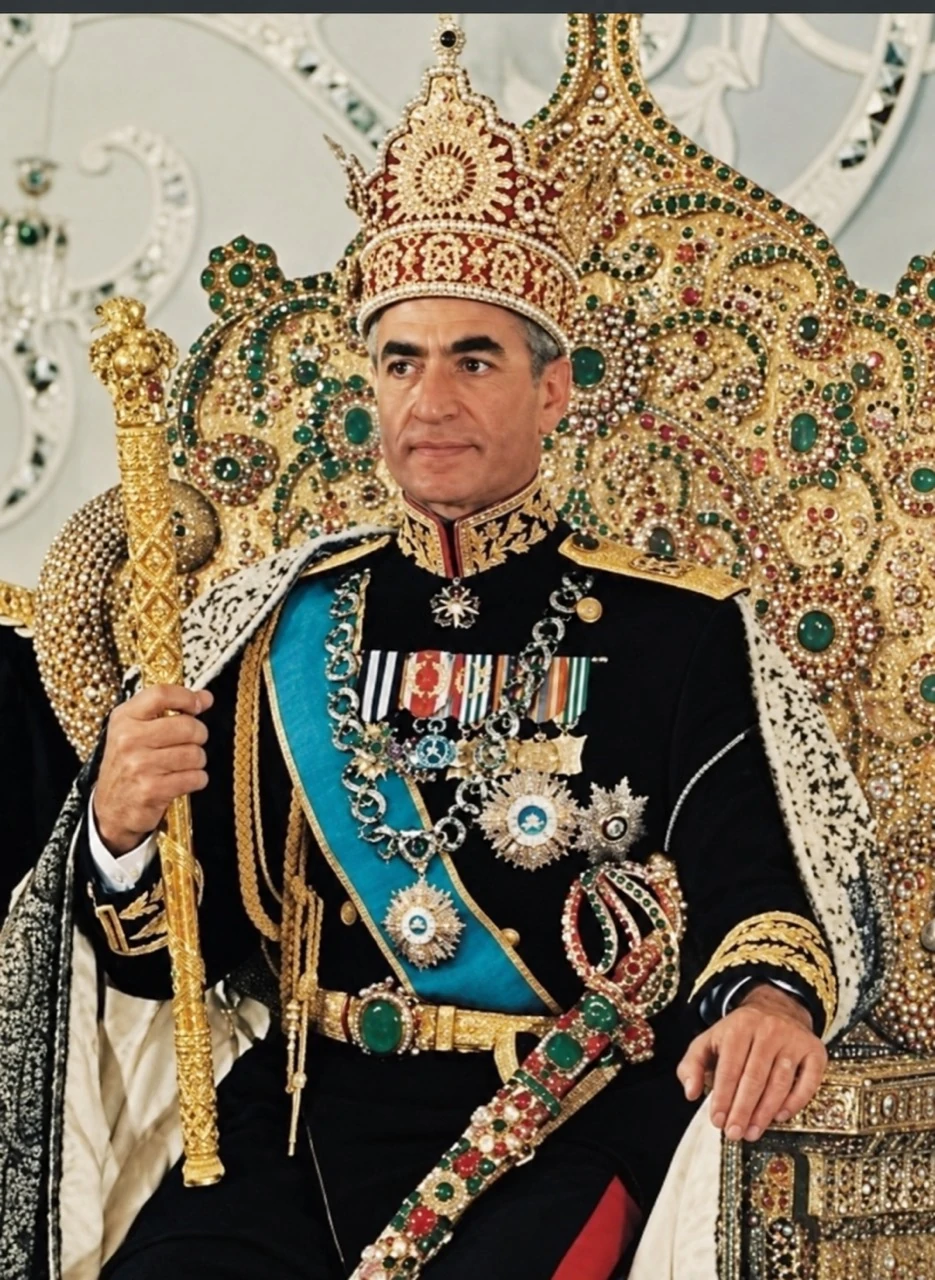 Mohammad Reza Shah mit der historischen Pahlavi-Krone